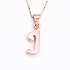 Colgante de oro rosa con la letra J, colgante con la inicial J, colgante de oro rosa con la letra J mayúscula, inicial minimalista, piedra Adina, oro rosa