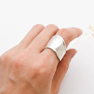 Anillo de plata tipo brazalete, anillo ancho de plata, anillo escudo, anillo largo, anillo llamativo, anillo espejo, anillo de plata de ley, anillo de plata 925, anillo guerrero imagen 7