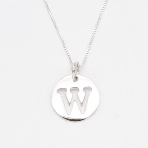 Colgante con letra W, collar con W grande, colgante con letra en forma de disco, collar redondo con el alfabeto, colgante con letra de plata, collar con inicial, plata de Adina