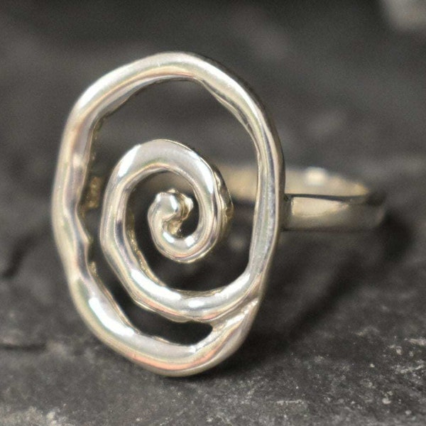 Unendlichkeitsring, Wirbelring, massiver Silberring, Statement-Ring, künstlerischer Ring, Spiralring, einzigartiger Ring, Silberspiralring, Silberring