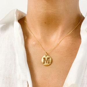 Colgante de letra M de oro, collar de letra de oro, collar personalizado, colgante con inicial de nombre, colgante de placa redonda, regalo para ella, plata de Adina