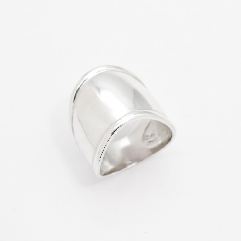 Anillo de plata tipo brazalete, anillo ancho de plata, anillo escudo, anillo largo, anillo llamativo, anillo espejo, anillo de plata de ley, anillo de plata 925, anillo guerrero imagen 1