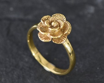 Anillo de flores de oro, anillo de flores, anillo de flores pequeñas, anillo de rosa, anillo de rosa de oro, anillo artesanal, anillo vermeil de oro, anillo delicado, anillo floral de oro