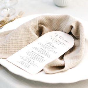 Długie menu weselne w kształcie łuku, drukowane menu weselne, karty menu w kształcie łuku, menu z teksturą papieru, menu na stół weselny, nowoczesne menu, minimalistyczne, #ALC