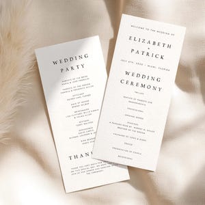 Könnte beinhalten: Zwei weiße Hochzeitszeremonie-Programme mit schwarzem Text. Ein Programm lautet "Wedding Party" mit Namen. Das andere lautet "Welcome to the Wedding of Elizabeth + Patrick" und "Wedding Ceremony" mit einer Liste von Ereignissen.