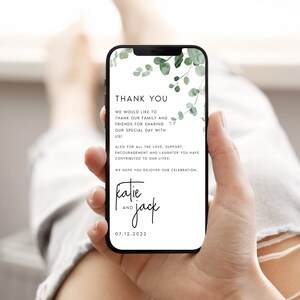 Op de afbeelding: Een bedankkaart met een groen bladerenontwerp. De tekst luidt: "Bedankt. We willen onze familie en vrienden bedanken voor het delen van onze speciale dag met ons! Ook voor alle liefde, steun, aanmoediging en het lachen dat jullie in ons leven hebben gebracht. We hopen dat jullie van onze viering hebben genoten. Katie en Jack 07.12.2022"
