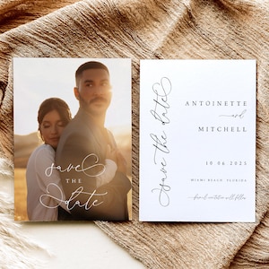 Peut inclure: Deux cartons d'annonce de mariage. Une carte présente un couple s'embrassant avec les mots "Save the Date" en écriture élégante. La seconde carte est blanche avec les noms Antoinette et Mitchell, la date 10/06/2025 et Miami Beach, Floride.