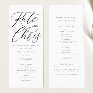以下が含まれることがあります： 流れるような筆記体で「Kate and Chris」と書かれたエレガントなウェディングプログラム。白地の背景に黒い文字で、日付、名前、イベントの順序など、式典と夕食の詳細が記載されています。