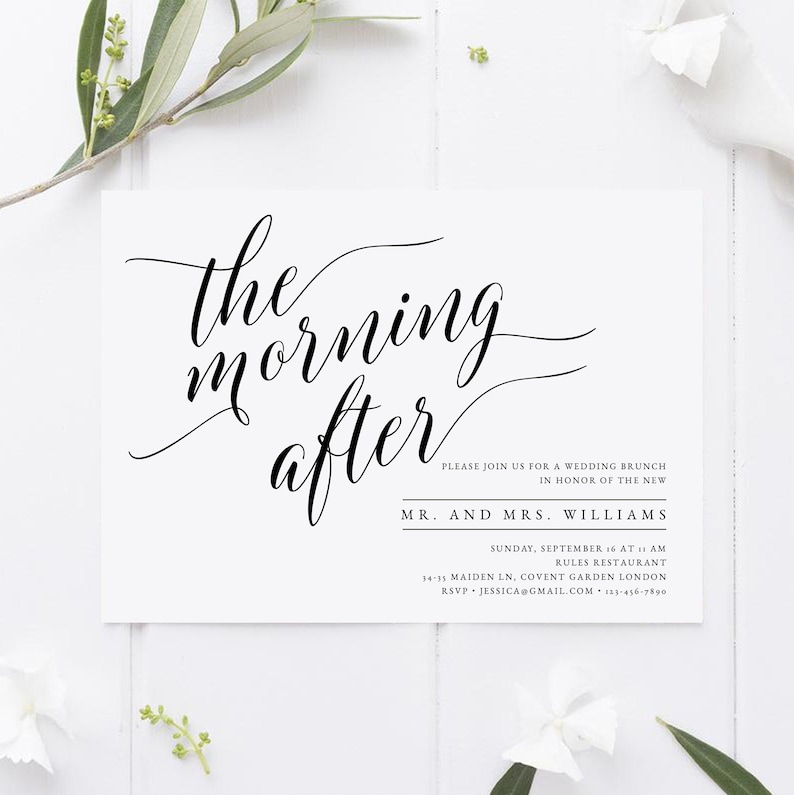 以下が含まれることがあります： 「the morning after」というテキストがエレガントな書体で書かれたウェディングブランチの招待状。招待状はウィリアムズ夫妻宛てで、日付、時間、場所、RSVP情報が記載されています。