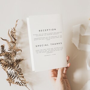 Peut inclure: Une carte blanche avec du texte noir annon&ccedil;ant une r&eacute;ception apr&egrave;s une c&eacute;r&eacute;monie de mariage. La carte comprend le texte "R&eacute;ception" et "Remerciements sp&eacute;ciaux" avec des d&eacute;tails sur le transport et un message de remerciement aux invit&eacute;s.