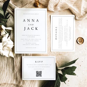 Puede incluir: Un conjunto de invitaciones de boda blancas con texto negro. La tarjeta de invitación principal presenta los nombres "Anna y Jack" en una fuente en negrita sin serifas. La tarjeta RSVP incluye un código QR para que los invitados respondan.