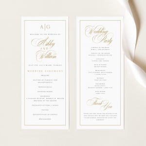 Può includere: Programma della cerimonia di matrimonio con lettere dorate su carta bianca. Il programma include i nomi della sposa e dello sposo, dell'officiante, della festa di nozze e un messaggio di ringraziamento.