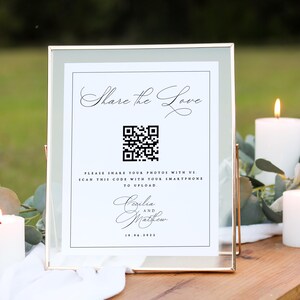 Könnte beinhalten: Gerahmtes Schild mit dem Text "Share the Love" und einem QR-Code. Das Schild enthält auch die Namen Cecilia und Matthew sowie das Datum 10.06.2025. Der Rahmen ist goldfarben und der Hintergrund ist hellgrün.