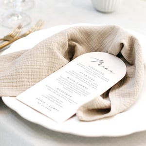 Karty menu weselnego w kształcie łuku, menu obiadowe w kształcie łuku, menu drukowane, matowy papier teksturowany, menu z czarnym tuszem, nowoczesne menu, minimalistyczne, #ALC