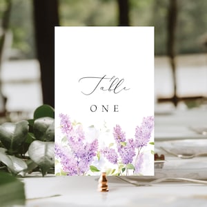 Plantilla de tarjeta con número de mesa para boda en tonos lila. Número de mesa con flores moradas. Tarjeta imprimible con flores lavanda. Boda en tonos lila y morado #ALCL