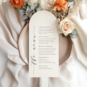 Karty menu weselnego w kształcie łuku, papier matowy teksturowany, czarny tusz, nowoczesny minimalistyczny design, eleganckie menu na wesela, #BTSY