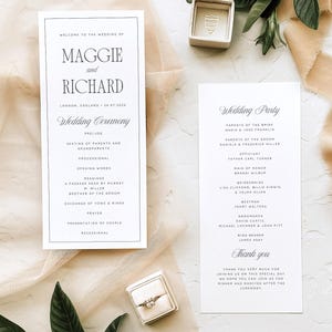 Könnte beinhalten: Hochzeitspapeterie mit einem Hochzeitszeremonieprogramm und einer Gästeliste. Das Programm enthält die Namen des Paares, das Datum und die Zeremonie. Eine Ringbox und eine kleine Box mit einem Wappen sind ebenfalls zu sehen.