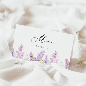 Plantilla imprimible de tarjeta de lugar morada, tarjeta de nombre editable para boda, diseño de asientos para cenas de fiesta con flores y vegetación lila, descarga de Templett, #ALCL