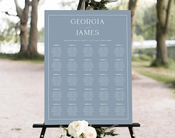 Pode incluir: Um cartão de lugar de casamento azul claro com os nomes Georgia e James no topo. O gráfico lista as mesas e os nomes dos convidados para uma recepção de casamento.