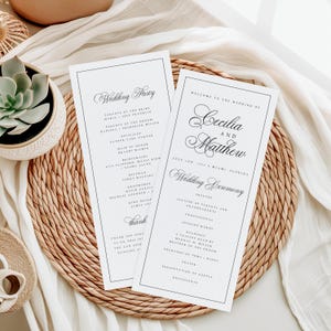 Può includere: Due programmi bianchi per la cerimonia nuziale con testo nero, con elegante calligrafia. Un programma recita "Wedding Party", l'altro dice "Welcome to the Wedding of Cecilia and Matthew". I programmi sono su un sottobicchiere intrecciato.
