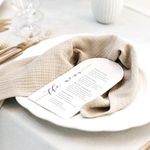 Karty menu weselnego w kształcie łuku, papier matowy teksturowany, czarny tusz, nowoczesny minimalistyczny design, eleganckie menu na wesela, #BTSY