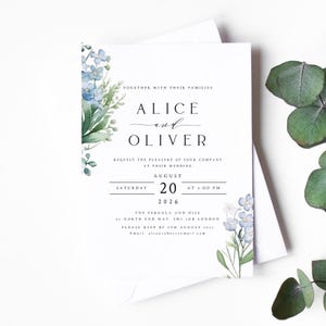 Stoffige blauwe huwelijksuitnodigingen, gedrukte aangepaste boho bloemen bruiloft uitnodiging, elegante tuin licht staalblauwe wilde bloemenkrans uitnodiging #029