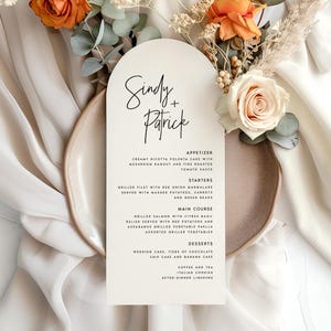 Karty menu weselnego w kształcie łuku, menu obiadowe w kształcie łuku, menu drukowane, matowy papier teksturowany, menu z czarnym tuszem, nowoczesne menu minimalistyczne, #SNDY
