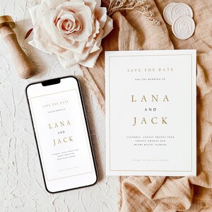 Op de afbeelding: Een witte save-the-date-kaart met gouden letters. De kaart luidt "Save the Date for the Wedding of Lana and Jack. Saturday August Twenty Four Twenty-Twenty One Miami Beach Florida."