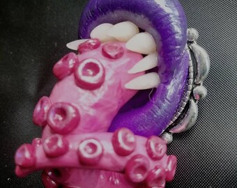Broche bouche avec tentacule