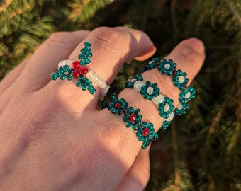 CHRISTMAS Beaded Rings – Holiday Wreath Rings or Mistletoe Set, Green & Red Glass Beads, Handmade Stretch Ring Set, Festive Jewelry