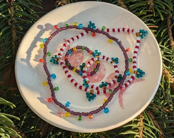 CHRISTMAS Bead Bracelet & Ring – Holiday Wreath Jewelry Set, Green and Red Glass Beads, Handmade Stretch Bracelet on Ring, Festive Jewelry