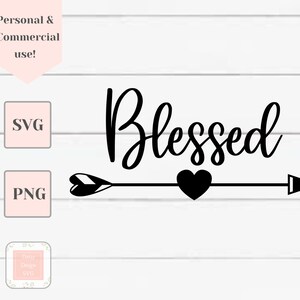 Puede incluir: Diseño gráfico en blanco y negro con la palabra "Blessed" en letra cursiva, una flecha y un corazón. La flecha apunta hacia la derecha y tiene un corazón en el medio.