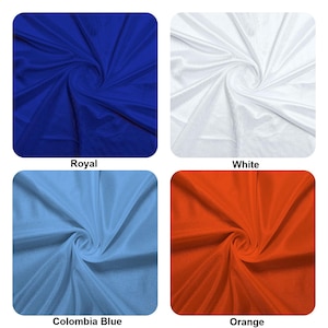 Puede incluir: Cuatro muestras de tela en diferentes colores: azul real, blanco, azul columbia y naranja. La tela tiene un acabado texturizado ligeramente brillante.