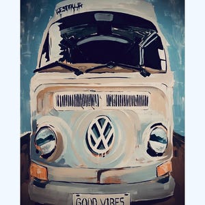 Könnte beinhalten: Ein künstlerisches Gemälde eines klassischen Volkswagen-Busses in Weiß-, Blau- und Brauntönen. Der Bus trägt das Wort "WESTFALIA" über der Windschutzscheibe und ein Nummernschild mit der Aufschrift "GOOD VIBES". Das VW-Logo ist deutlich zu sehen.