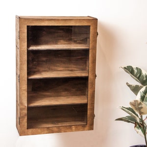 Houten vitrine voor aan de muur, vitrine voor verzamelobjecten, houten vitrine met glas, houten kast met glazen deur, vitrinekast
