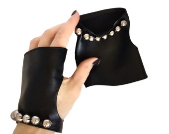 Romantic Leather fingerless gloves for women with gray pearl beads Bridesmaids gift