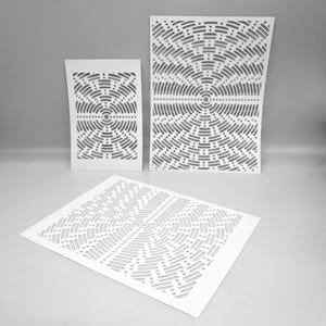 Könnte beinhalten: Drei weiße Papierauschnitte mit geometrischem Design. Die Ausschnitte weisen ein kreisförmiges Muster mit gebogenen Linien und kleinen Punkten auf. Die Ausschnitte sind in verschiedenen Größen und auf einer hellgrauen Oberfläche angeordnet.