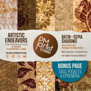 Könnte beinhalten: Ein digitales Papierpaket mit Batik-Mustern in Sepia-Tönen. Das Bild zeigt verschiedene Texturen und Blattdesigns. Das Paket enthält 10 Musterseiten und eine Bonusseite mit Tags, Taschen und Ephemera. Das Papierformat ist A4 (21x29,7cm).