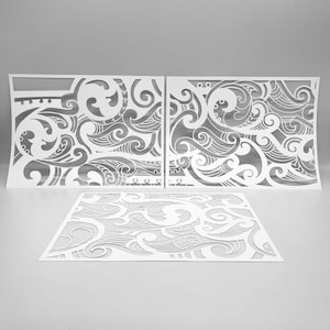 Może przedstawiać: Trzy białe wycinanki z papieru z misternymi wzorami wirujących fal i wzorów. Wycinanki są ułożone w rzędzie, z dwoma większymi na górze i mniejszą na dole.