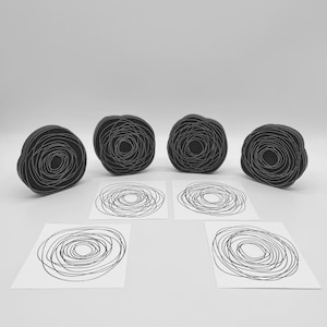 Puede incluir: Un conjunto de objetos negros de forma abstracta con un diseño circular garabateado en blanco. Los objetos se presentan con tarjetas blancas a juego, también con el mismo diseño. La estética general es minimalista y moderna.