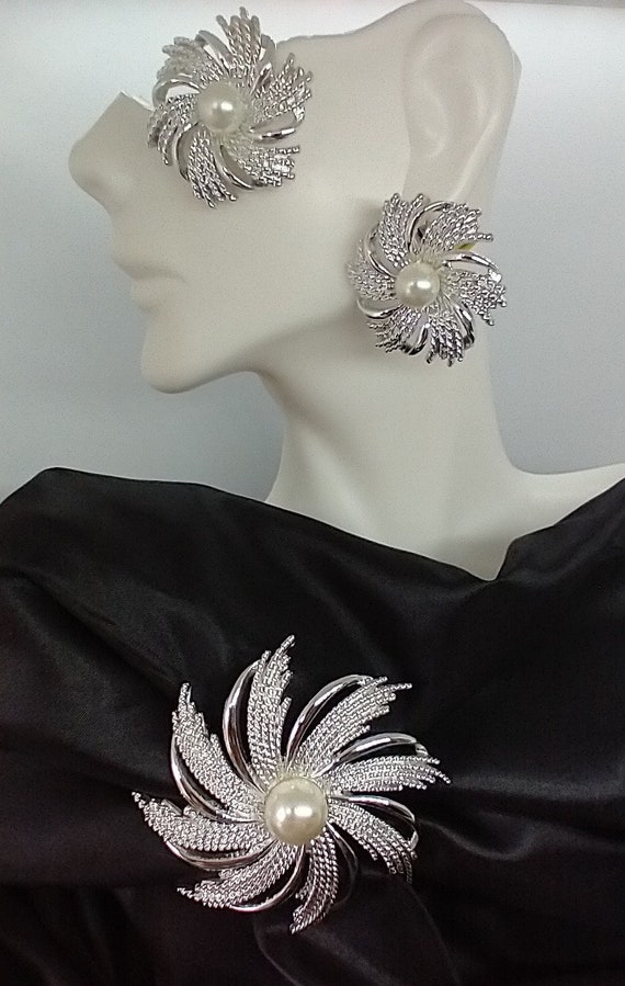 Sarah Coventry Silvery Sunburst Brooch & Earrings 