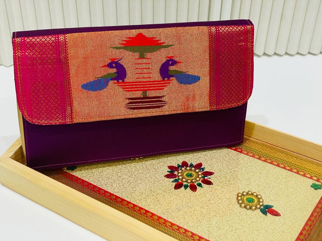 Paithani coin purse - Dhana's Paithani Purse House | Purses, Coin purse,  Multi color