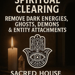 Może przedstawiać: Obraz z tekstem: "FULL HOME SPIRITUAL CLEARING", "REMOVE DARK ENERGIES, GHOSTS, DEMONS & ENTITY ATTACHMENTS" i "SACRED HOUSE BLESSING RITUAL". Widoczna jest również zapalona świeca, kryształ i biały symbol ręki Hamsy. Ciemne tło.