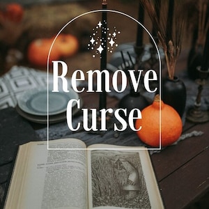 Könnte beinhalten: Ein altes Buch mit einer schwarzen Kerze und einem Kürbis auf einem Holztisch. Der Text "Remove Curse" ist in Weiß auf einem weißen Bogen über dem Buch geschrieben.