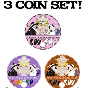 Puede incluir: Un conjunto de tres monedas de colección con un diseño de dibujos animados de espía contra espía. Las monedas son redondas y tienen un fondo rosa, morado y marrón. Cada moneda presenta una mujer de dibujos animados con un sombrero y dos espías de dibujos animados. El texto en las monedas dice "Operación: Trampa de emboscada Espía contra Espía".