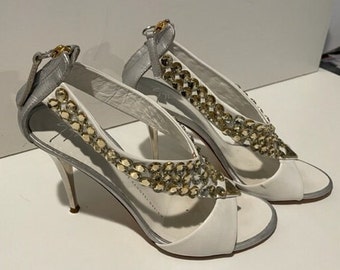 Tacones peep toe blancos italianos con pedrería de Giuseppe Zanotti