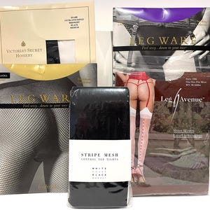 Może przedstawiać: Kolekcja opakowań pończoch, w tym pończochy z lycry Victoria's Secret, rajstopy kabaretki Leg Ware, rajstopy modelujące Stripe Mesh marki White House Black Market oraz przezroczyste pończochy sznurowane marki Leg Avenue.