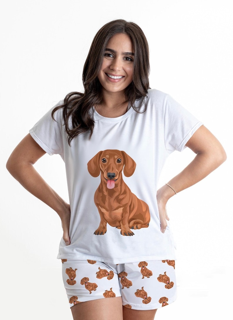 Röd tax Wiener pyjamasset med shorts för kvinnor, pyjamas för kvinnor, varmkorvpyjamas, taxpyjamas juldag, hundpyjamasset för henne bild 1