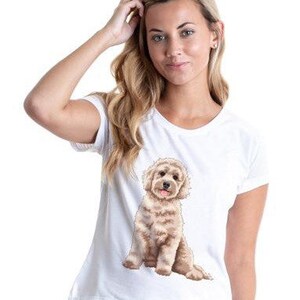 K&ouml;nnte beinhalten: Wei&szlig;es T-Shirt mit kurzen &Auml;rmeln und einer Illustration eines braunen und wei&szlig;en Hundes. Der Hund sitzt und schaut nach rechts. Das Shirt ist Teil eines Schlafanzugs.