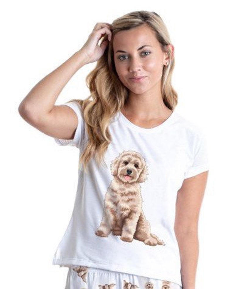 K&ouml;nnte beinhalten: Wei&szlig;es T-Shirt mit kurzen &Auml;rmeln und einer Illustration eines braunen und wei&szlig;en Hundes. Der Hund sitzt und schaut nach rechts. Das Shirt ist Teil eines Schlafanzugs.